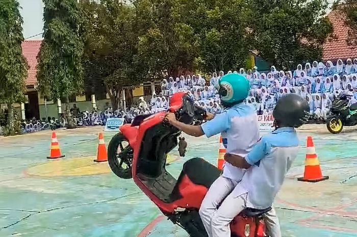 Aksi freestyle dari siswa SMK Swadipa Natar Lampung Selatan saat acara SHABAR (Sharing Bareng Komunitas) yang digelar BrothersipX (BSX) dan dealer Yamaha Natar