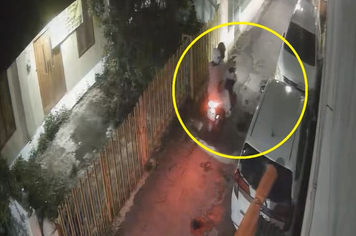 Dalam lingkaran kuning, dua pelaku pria dan wanita yang menembak Toyota Kijang Innova dan Daihatsu Sigra milik seorang bos rental mobil di kecamatan Lawang, kabupaten Malang, Jawa Timur