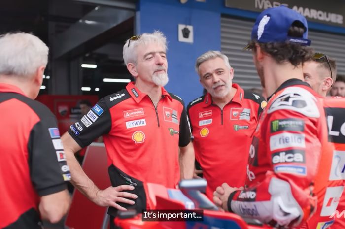 (Ki-Ka) Manajer Tim Davide Tardozzi, Manajer Umum Gigi Dall'Igna, dan Direktur Olahraga Mauro Grasilli dari Ducati berbicara dengan pembalapnya, Francesco Bagnaia, setelah balapan MotoGP Thailand di Sirkuit Buriram, Thailand, 2 Maret 2025.