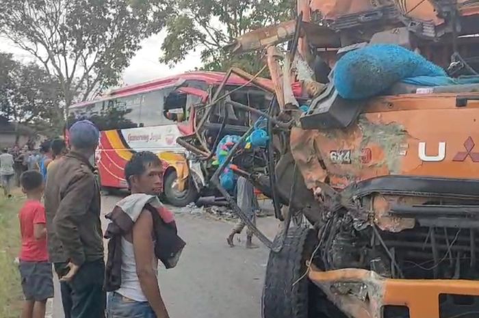 Kondisi truk tronton dan bus PO Gumarang Jaya yang saling bertabrakan di jalan raya Padang-Solok, Cupak, Gunung Talang, Solok, Sumatera Barat