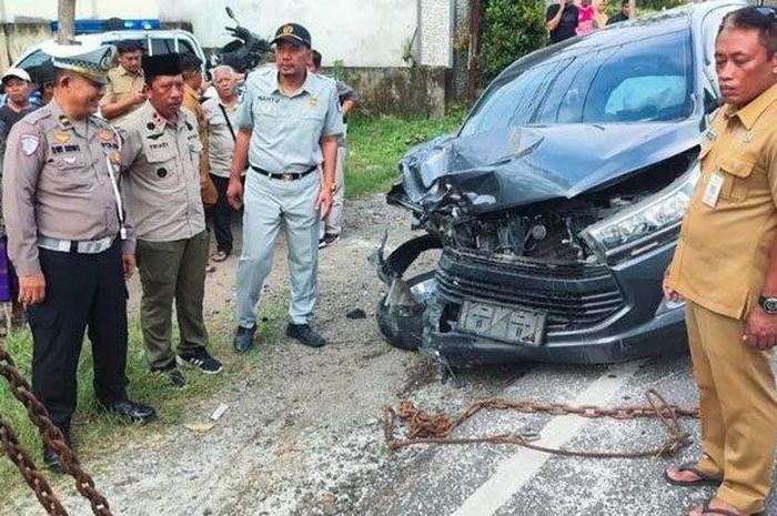 Innova Reborn pelat merah terkoyak wajah dan bikin dua nyawa melayang. Ulah sopir alami hal ini