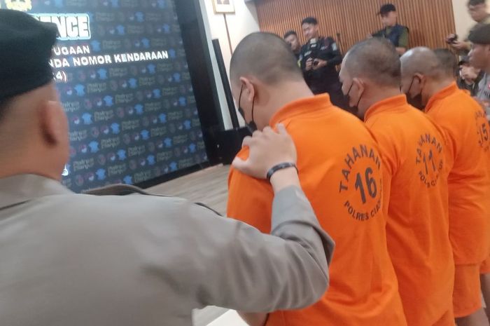 Empat orang anggota Kekaisaran Sunda Nusantara Majelis Agung Sunda Archipelago (M.A.S.A) yang berbisnis pembuatan STNK palsu ditangkap Polres Cianjur, Jawa Barat