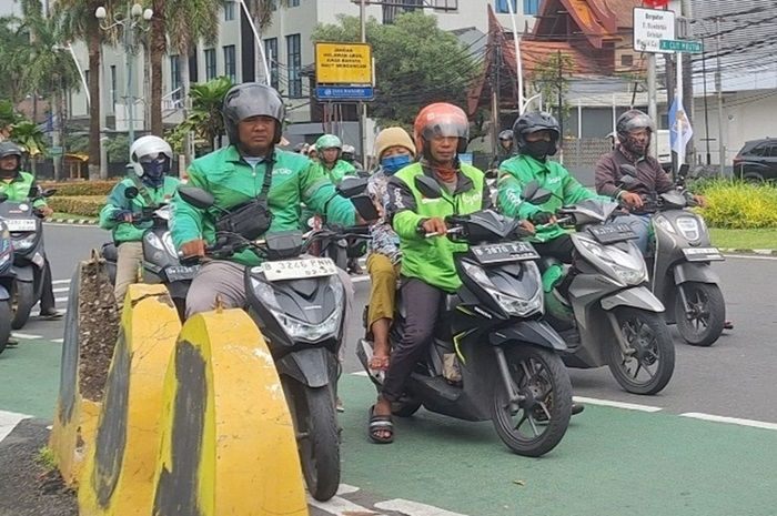 Foto ilustrasi driver ojek online alias ojol, Menteri Ketenagakerjaan mengeluarkan Surat Edaran tentang pemberian THR.