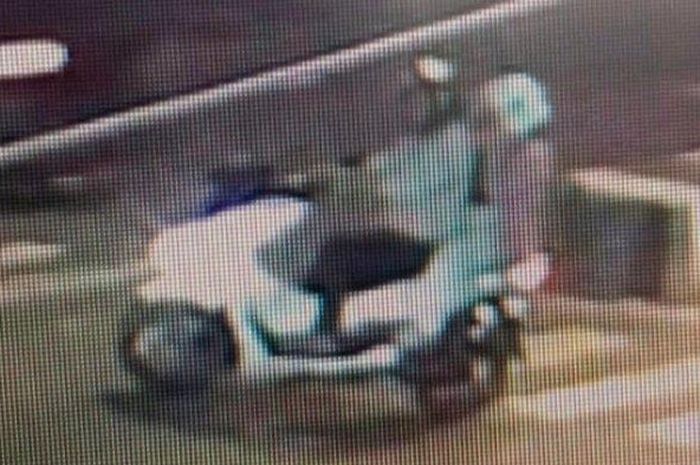 Viral video teror pengendara Honda PCX putih berboncengan melakukan penembakan ke mobil di Malang