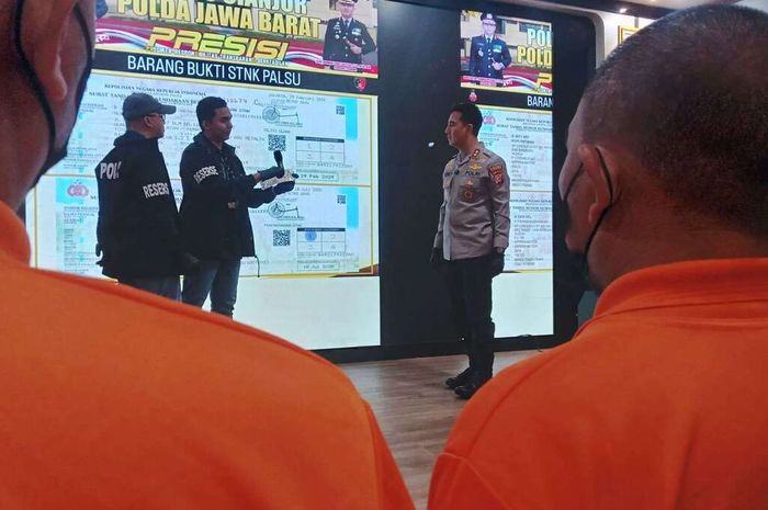 Ungkap kasus pembuatan STNK palsu dengan logo Negara Kekaisaran Sunda Nusantara Majelis Agung Sunda Archipelago (M.A.S.A) yang dibongkar Polres Cianjur