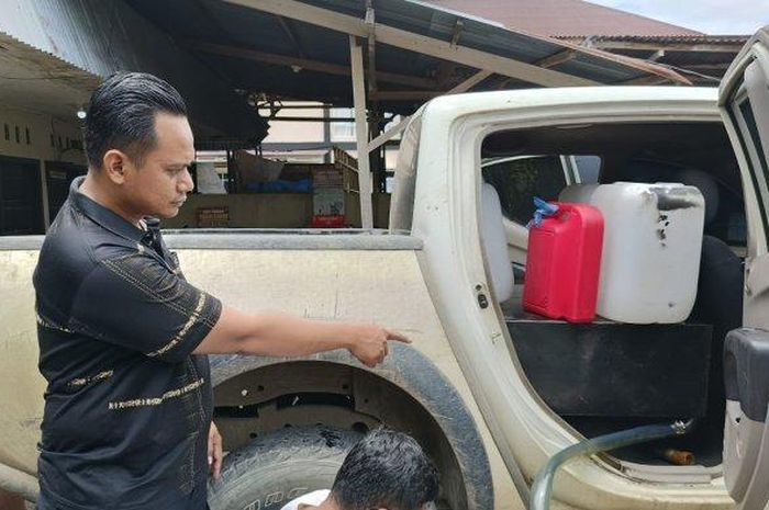Modifikasi Mitsubishi Strada Triton ini bikin pemiliknya terancam didenda Rp 60 miliar. 