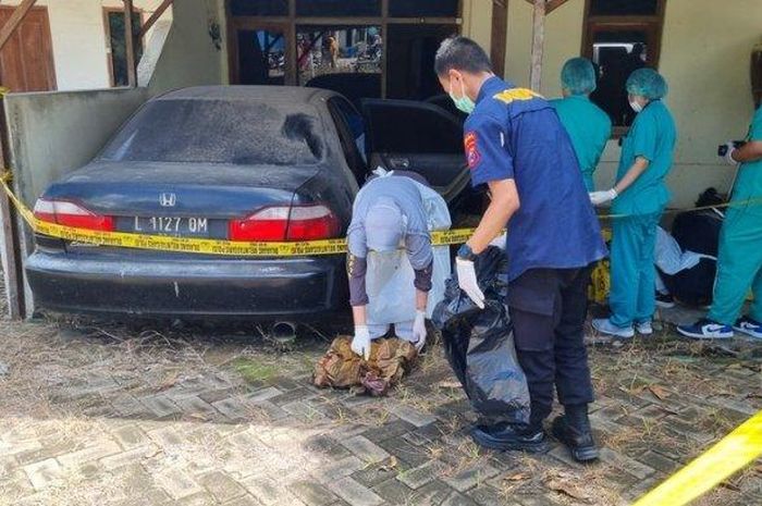 Tim Bid Dokkes Polda Jatim yang mengidentifikasi kerangka manusia di jok depan kiri Honda Accord VTIL yang teronggok di asrama polisi Polsek Ujungpangkah Gresik