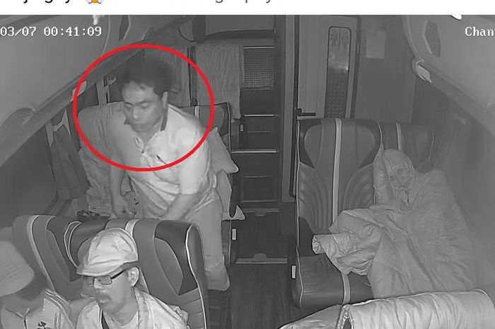 Dalam lingkaran merah, pelaku pencurian laptop yang beraksi di dalam bus PO Tividi