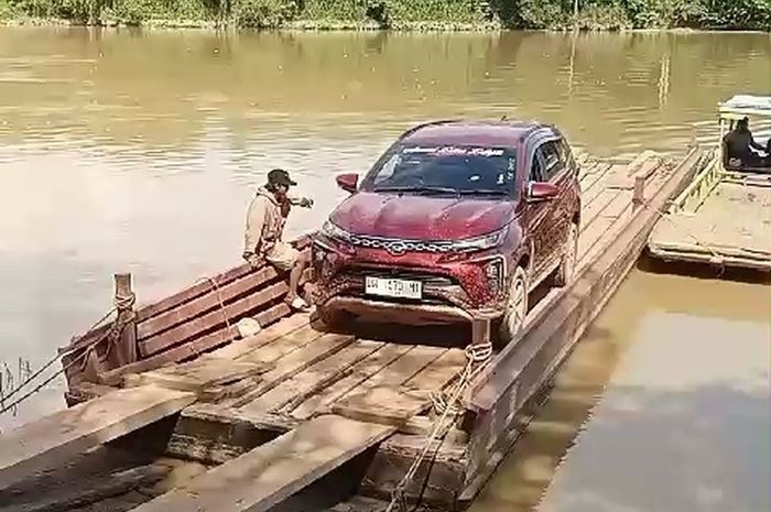 Daihatsu Terios seberangi sungai di Nunukan dengan tarif Rp 250 ribu sekali lewat, pulang-pergi sudah setengah juta