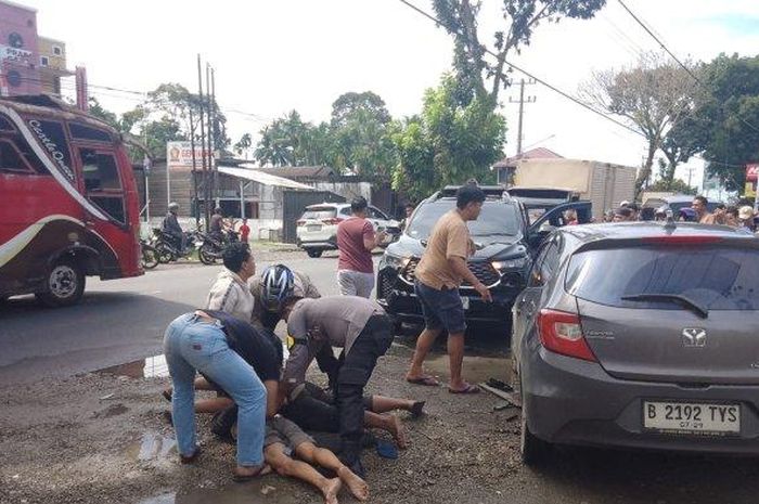 Dua pria di dalam Honda Brio berhasil ditangkap setelah polisi melakukan blokade. Dua karung di bagasi gagal diantar