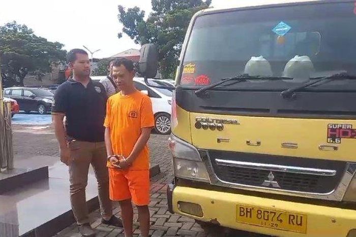 FI (berbaju oranye) menjadi pelaku pencurian truk Mitsubishi Canter Super HD-X milik mantan majikannya sendiri, sudah gandakan kunci sebelumnya