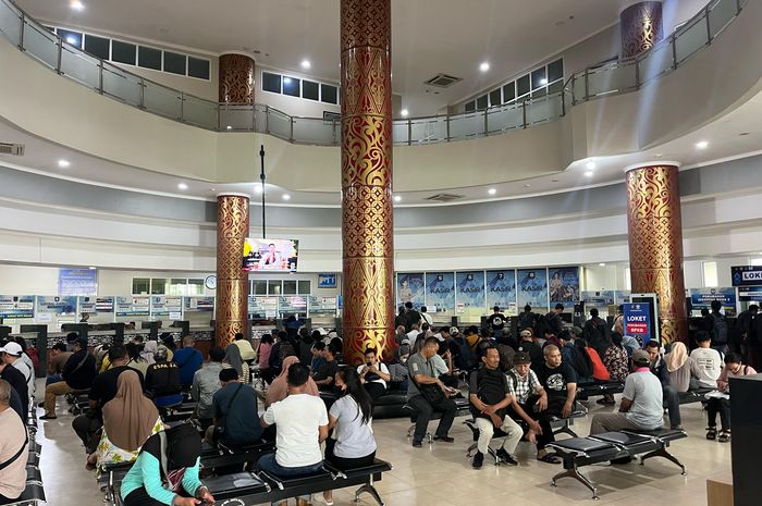 Ilustrasi masyarakat patuh bayar pajak kendaraan di Samsat wilayah Jawa Barat