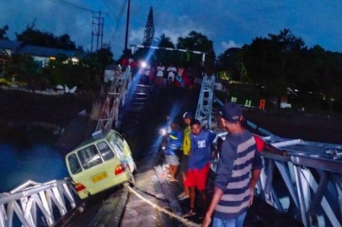 Evakuasi penumpang angkot yang terjebak di tengah jembatan ambruk di kecamatan Menyeuw, Maluku Tenggara, Maluku