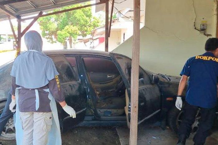 Tim Biddokes Polda Jatim saat mengevakusi dan mengidentifikasi jasad manusia sisa kerangka tulang belulang di dalam Honda Accord VTIL milik mantan Kanit Reskrim Polsek Ujungpangkah