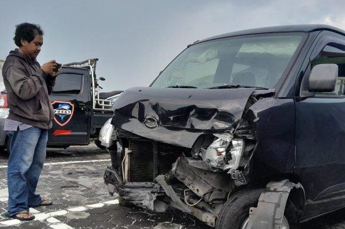 Kondisi Daihatsu Gran Max yang terlibat kecelakaan beruntun di jalan raya Solo-Jogja, wilayah desa Somopuro, Jogonalan, Klaten, Jawa Tengah dengan truk boks dan Toyota Kijang LSX Diesel