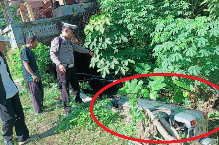 Dalam lingkaran merah, Daihatsu Taruna yang ambruk ke dalam kali di perbatasan kecamatan Kampak dan Watulimo, wilayah desa Pakel, Watulimo, Trenggalek, Jawa Timur