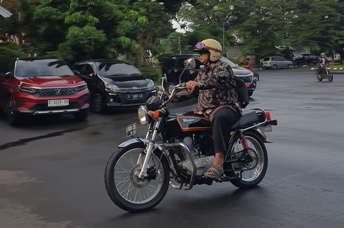 Sekretaris Daerah (Sekda) Pemkab Banyumas, Agus Nur Hadie berangkat bekerja naik Kawasaki Binter Merzy