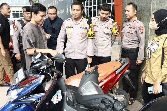 Ahmad Indrajit cengar-cengir saat Honda Vario 125 miliknya dikembalikan jajaran Polres Gresik setelah sempat hilang dimaling