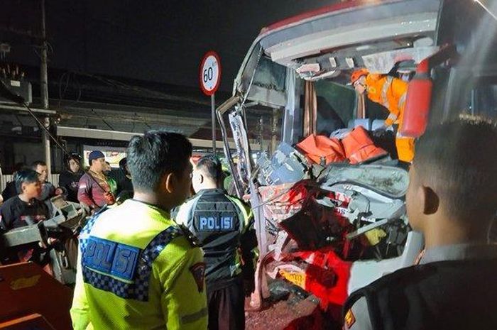 Evakuasi sopir bus PO Mira yang tewas di balik kemudi setelah menabrak belakang truk di jalan Adi Sutjipto, komplek AU Blok F, Babarsari, Caturtunggal, Depok, Sleman, Yogyakarta, dini hari sekitar pukul 02.50 WIB, (12/3/25).