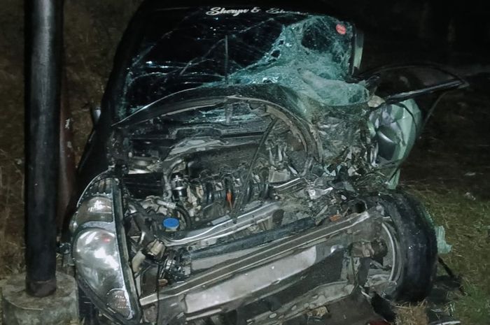 Kondisi Honda Jazz GD3 yang mengalami kecelakaan maut dengan truk di Jalan Balige-Tarutung, tepatnya di Desa Longat, Balige, Kabupaten Toba, Sumatera Utara, (11/3/25).