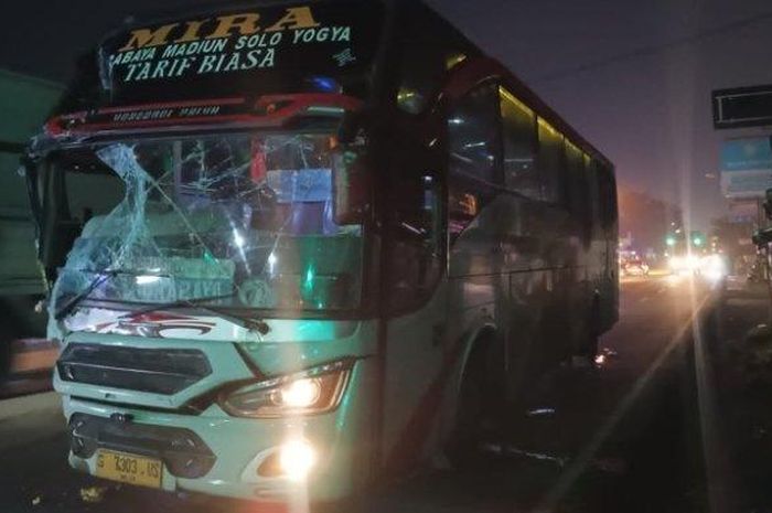 Wajah Bus PO Mira terkoyak sebelah usai terlibat kecelakaan dengan truk dan motor. 