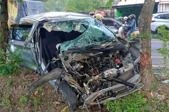 Kondisi Daihatsu Xenia nopol L 1201 ACX yang mengalami kecelakaan dengan truk muatan buah di depan Polsek Balen, Bojonegoro, Jawa Timur