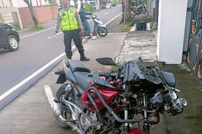 Kondisi Bajaj Pulsar 220F yang remuk menyambar truk Toyota Dyna di Jl Sukoharjo, dusun Gejayan, Condongcatur, depok, Sleman, Yogyakarta