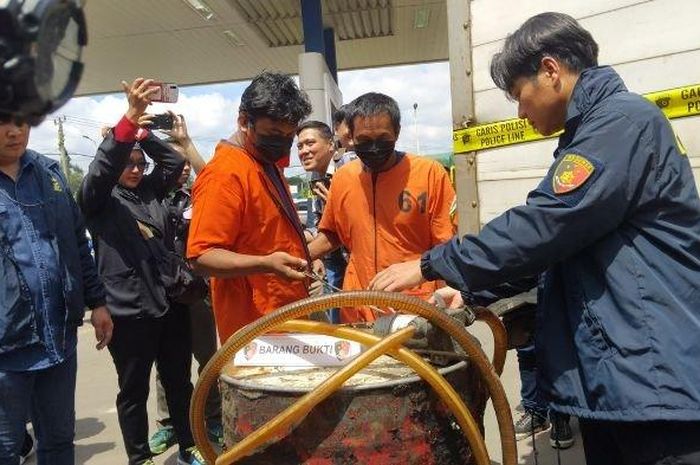 Kakak beradik (berbaju oranye) ditangkap Polisi dan terancam hukuman 6 tahun penjara serta denda Rp 60 miliar karena rutin beli Solar pakai mobil boks  di Palembang, Sumatera Selatan