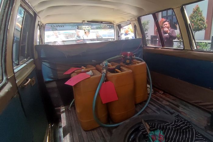 Barang bukti beberapa jeriken berisi Pertalite di dalam kabin Mitsubishi L300 Wagon yang dipakai menimbun Pertalite di Temanggung, Jawa Tengah 