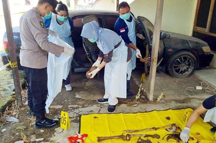 Tim Biddokes Polda Jatim saat mengidentifikasi kerangka manusia di dalam Honda Accord VTIL mangkrak milik Kanit Reskrim Polsek Panceng, Gresik