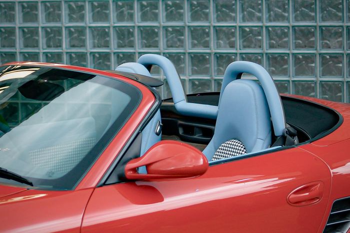 Carviero Frontera menggunakan microfiber, bahan jok kulit yang menyerupai kulit asli tapi punya keunggulan kulit sintetis.