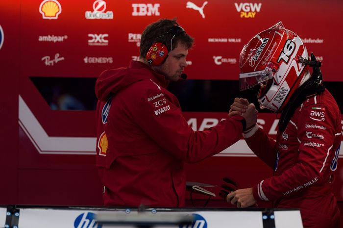 Charles Leclerc finish posisi 8, sedangkan Lewis Hamilton yang jadi rekan satu timnya, finish posisi 10