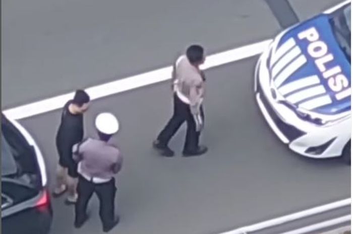Video diduga aksi suap oleh sopir Suzuki Baleno Hatchback ke dua oknum Polisi lalu lintas di tol Dalam Kota Jakarta