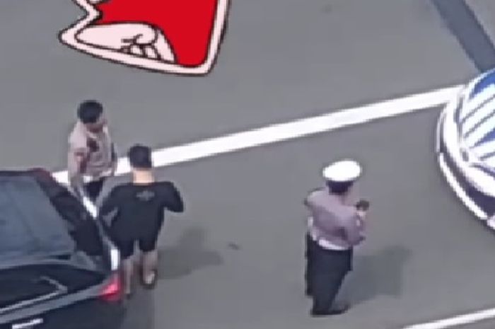 Viral video dua polisi diduga menerima sesuatu dari pengemudi Suzuki baleno hitam