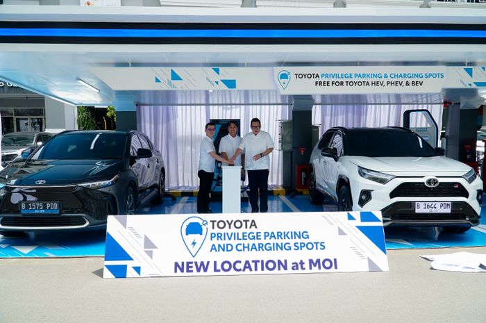 Parkir mobil elektrifikasi Toyota