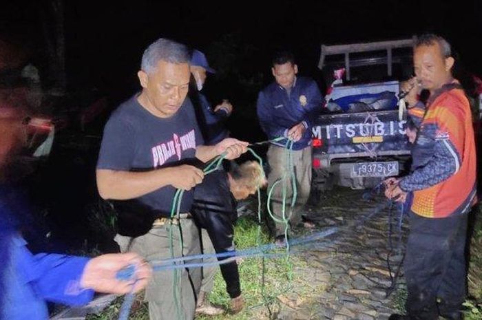 Evakuasi Mitsubishi L300 yang tersesat di lereng gunung Bayangkaki, Ponorogo, Jawa Timur oleh Tim gabungan yang terdiri dari petugas Damkar, Satpol PP, Koramil, dan Polsek setempat