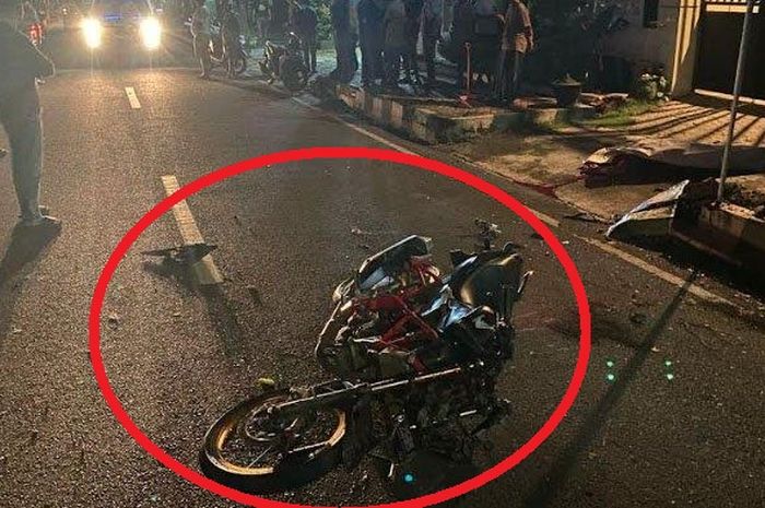 Dalam lingkaran merah, Honda CB150R yang terkapar di aspal setelah kontra dengan Suzuki Carry di kelurahan Badean, kecamatan/kabupaten Bondowoso, Jawa Timur