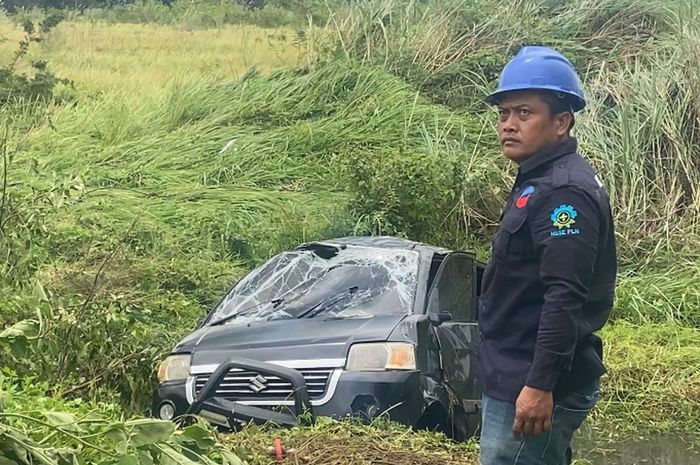 Suzuki APV melayang jatuh ke selokan setelah diterbangkan angin puting beliung sejauh 100 meter di desa Telajung, Jalan Praja, Cikarang Barat, Bekasi