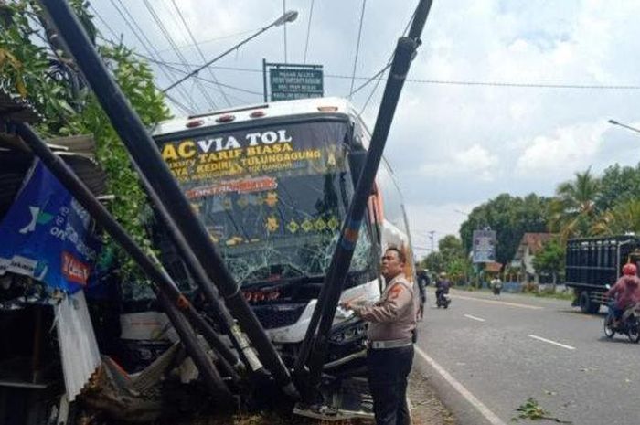 Bus Bagong babak belur usai hajar Isuzu Panther dari belakang. Ini kronologinya