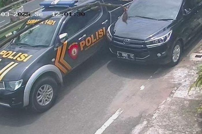 Kijang Innova diserempet mobil dinas polisi dan kabur