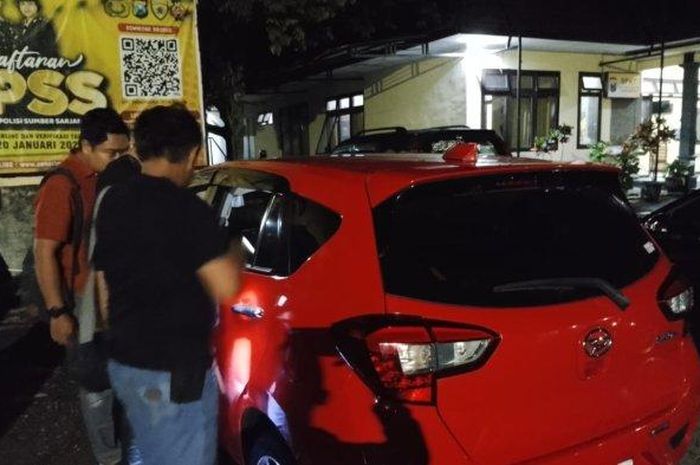 Olah TKP kasus pencurian dengan modus pecah kaca mobil yang menimpa Daihatsu Sirion di tepi jalan Seno, Tambran, Magetan, Jawa Timur, (18/3/25)