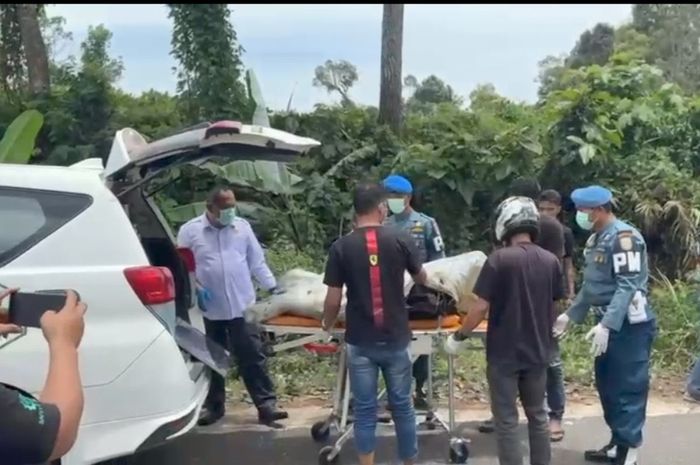 Evakuasi jasad sales mobil bekas bernama Imam yang dibunuh dengan cara ditembak oleh oknum prajurit TNI AL di kawasan Gunung Salak, Sawang, Aceh Utara, Aceh