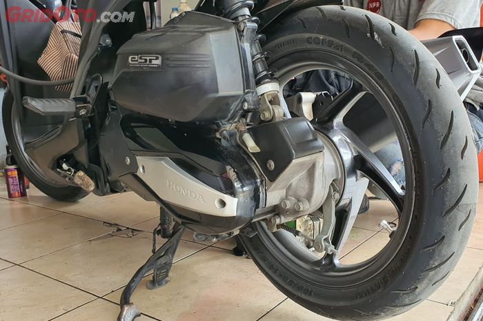 Ini penyebab ban belakang motor matic sulit dilepas 
