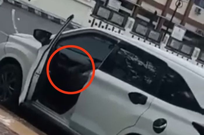 Dalam lingkaran merah, sopir Daihatsu Xenia berpelat nomor K 1268 NK memamerkan alat kelamin ke wanita di alun-alun Demak, Jawa Tengah