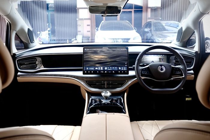 Bengkel spesialis Cartens Audio telah menggarap modifikasi audio Denza D9 pertama di Indonesia.