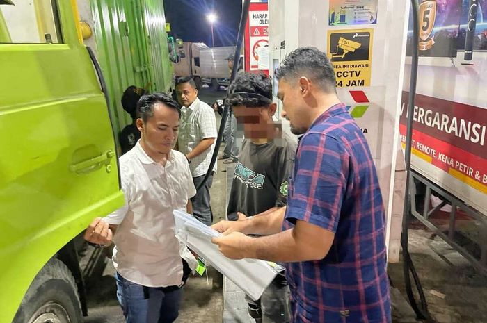 Dua pemuda bawa truk boks Hino ditangkap Ditkrimsus Polda Banten saat isi bio solar di SPBU