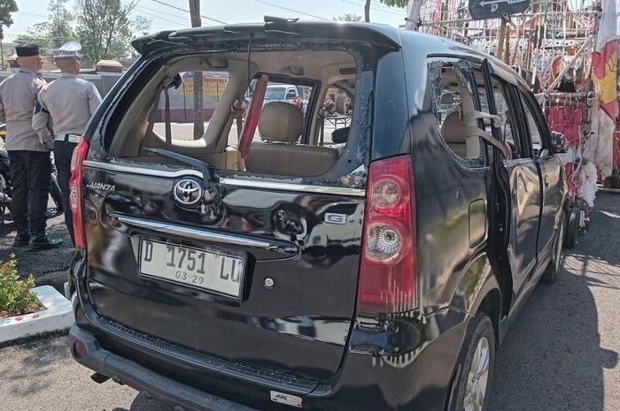 Salah satu Toyota Avanza yang digebuki massa karena dipakai pelaku maling gabah di kampung Tamansari, desa Kertahayu, Pamarican, Ciamis, Jawa Barat kini diamankan Polisi