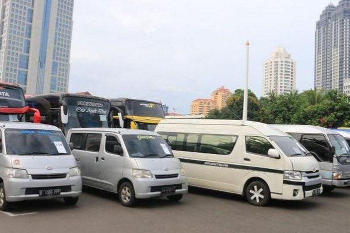 Deretan mobil yang dipakai travel gelap selama mudik lebaran diamankan Polda Metro Jaya