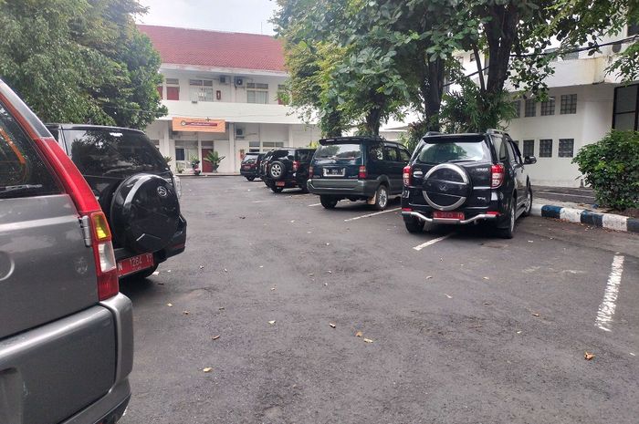 Mobil dinas pelat merah di lingkungan pemerintah kabupaten Lumajang, Jawa Timur