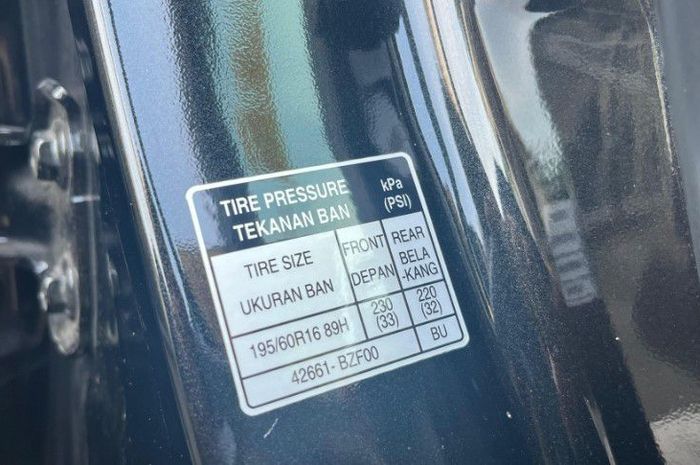 Informasi tekanan angin ban mobil yang berada di frame pintu pengemudi